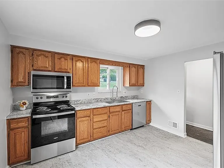 1423 Lakeside Dr — Photo 6