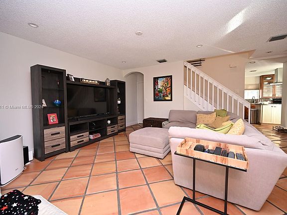 4th image of 1102 SW 44th Ave