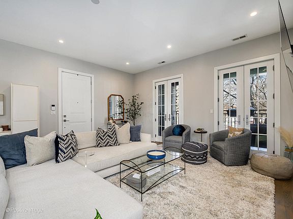 3rd image of 2335 W Montrose Ave #2