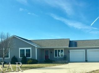 100 Lockwood Dr, Carlock, IL 61725