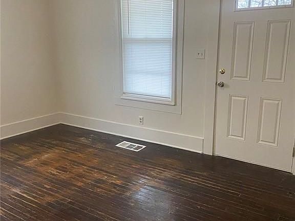 2nd image of 52 Ivy St