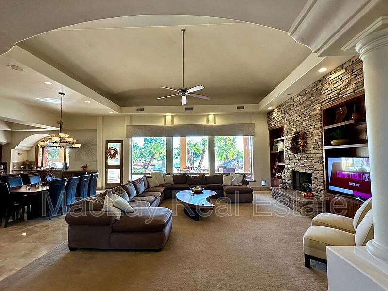 5 bed, 4.0 bath, 4448 sqft, $6,900 — Photo 2