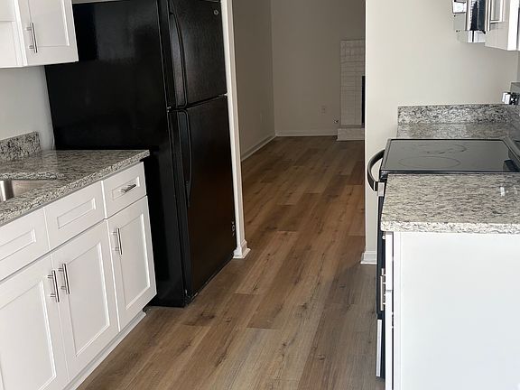 4th image of 1029 Windy Oaks Ct SE