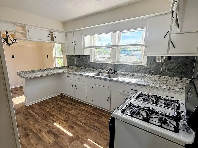 1106 Arnold Ave — Photo 5