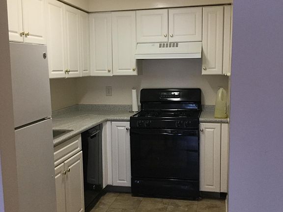 Eff Kitchen with newer appliances