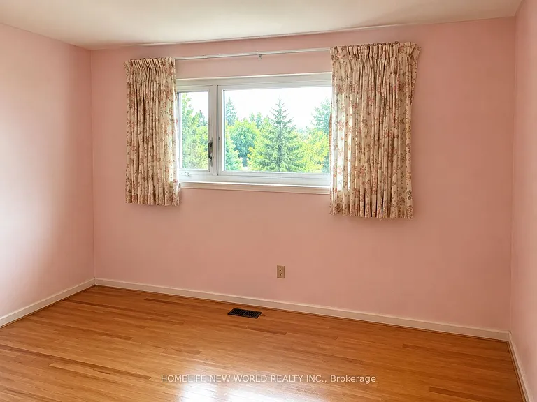 63 Lehar Cres — Photo 7