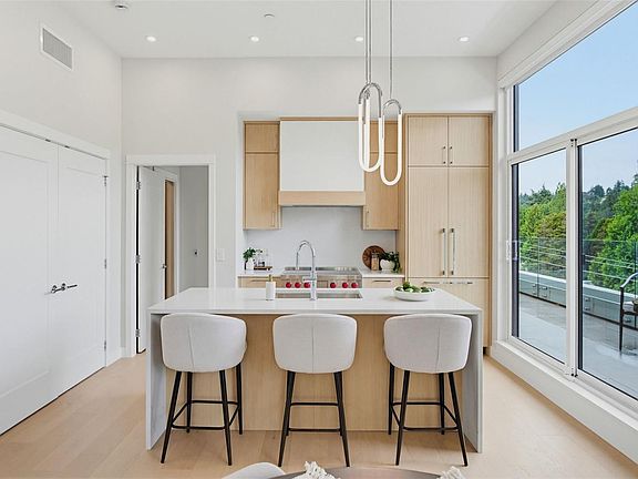 4th image of 5229 Cordova Bay Rd #Penthouse 403