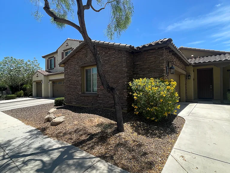 4425 E Muriel Dr — Photo 2