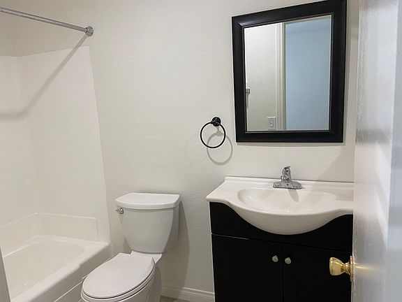 4th image of 22411 Del Valle St #1