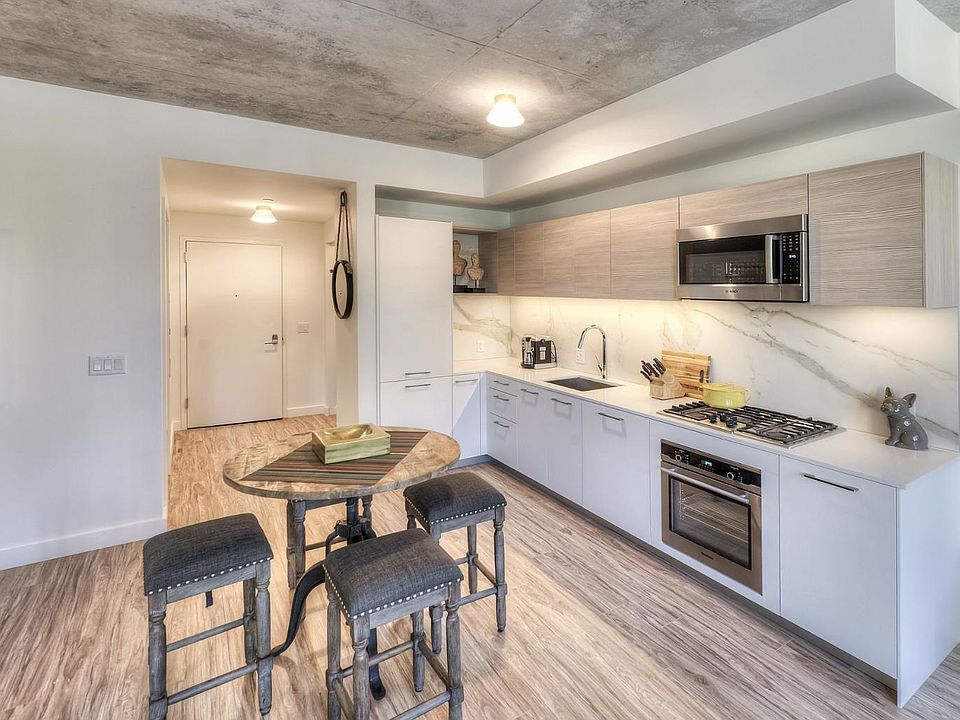 1st image of 627 W Lake St #407