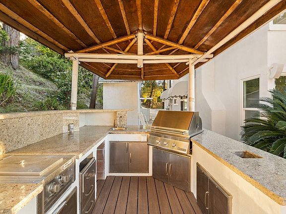 5th image of 22137 Cairnloch St