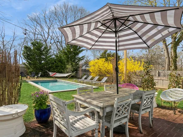https://photos.zillowstatic.com/fp/2de0c3d6196fad1464fb1bc18de58eef-p_e.webp