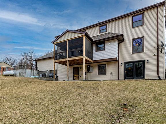 3rd image of 315 Arbor Dr