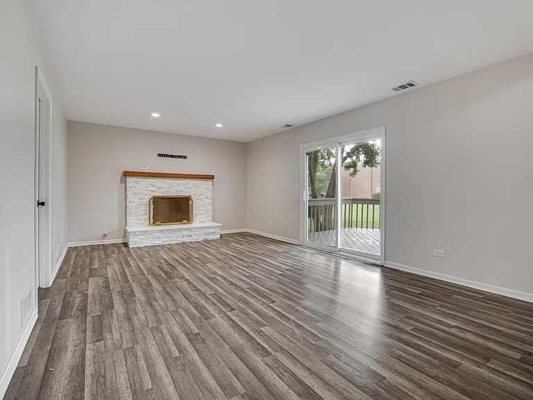 615 Chester Ct E — Photo 28