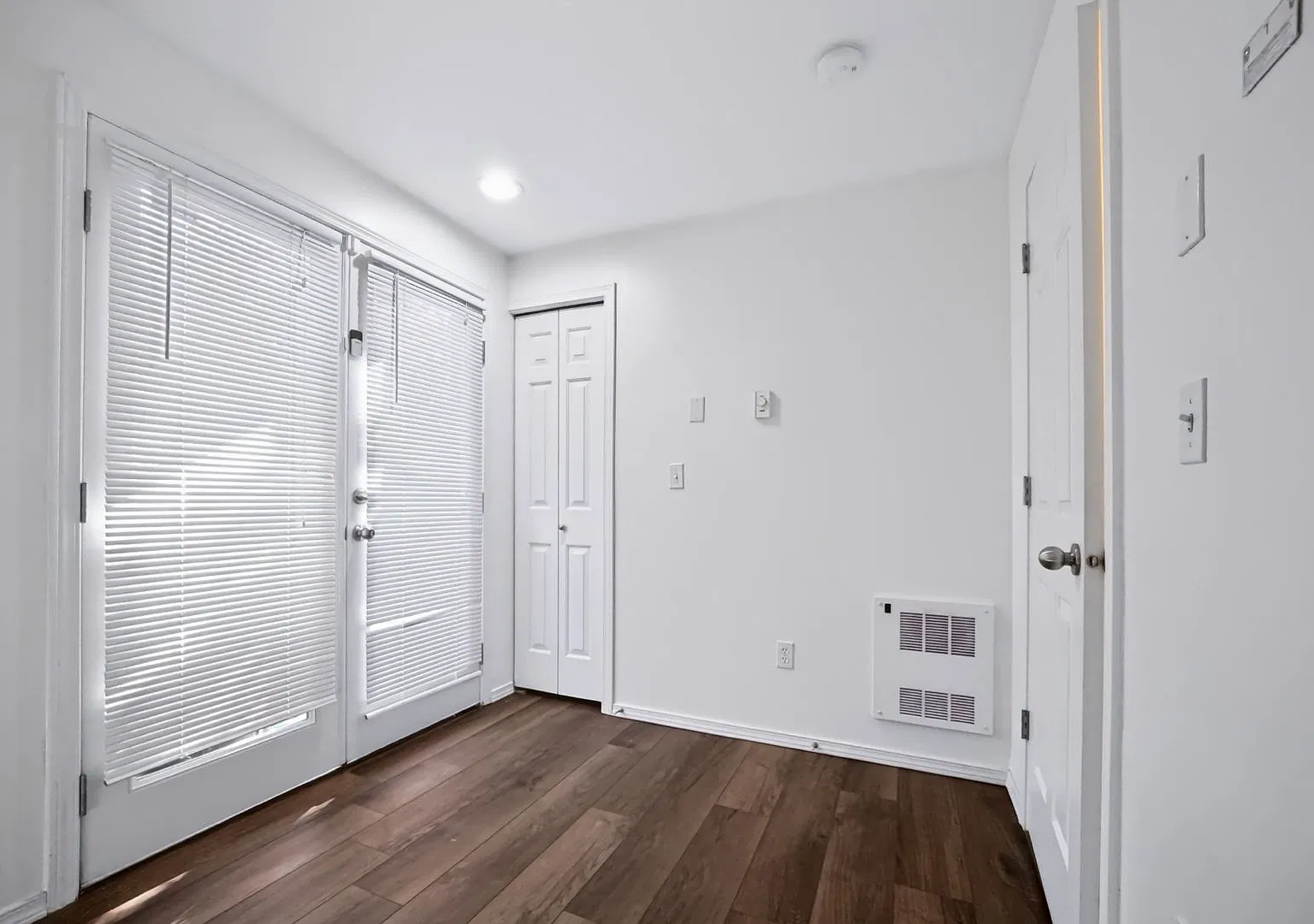 Modern 3-Bedroom Home with Garage, A/C & Fenced Backyard in North Seattle! — Photo 4