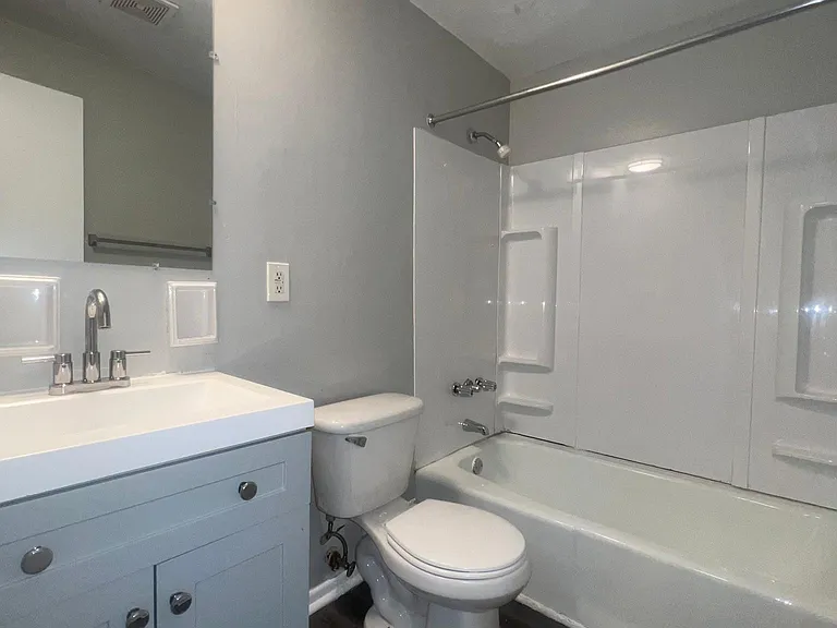 2nd Floor Full Bath!