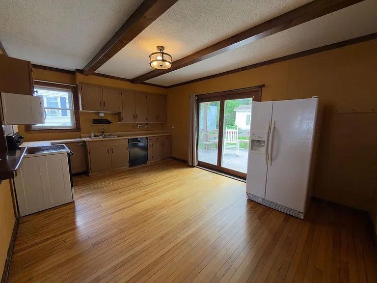 246 E Mason St — Photo 8
