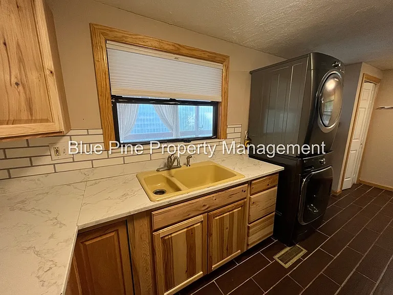 1080 Halsey St — Photo 7