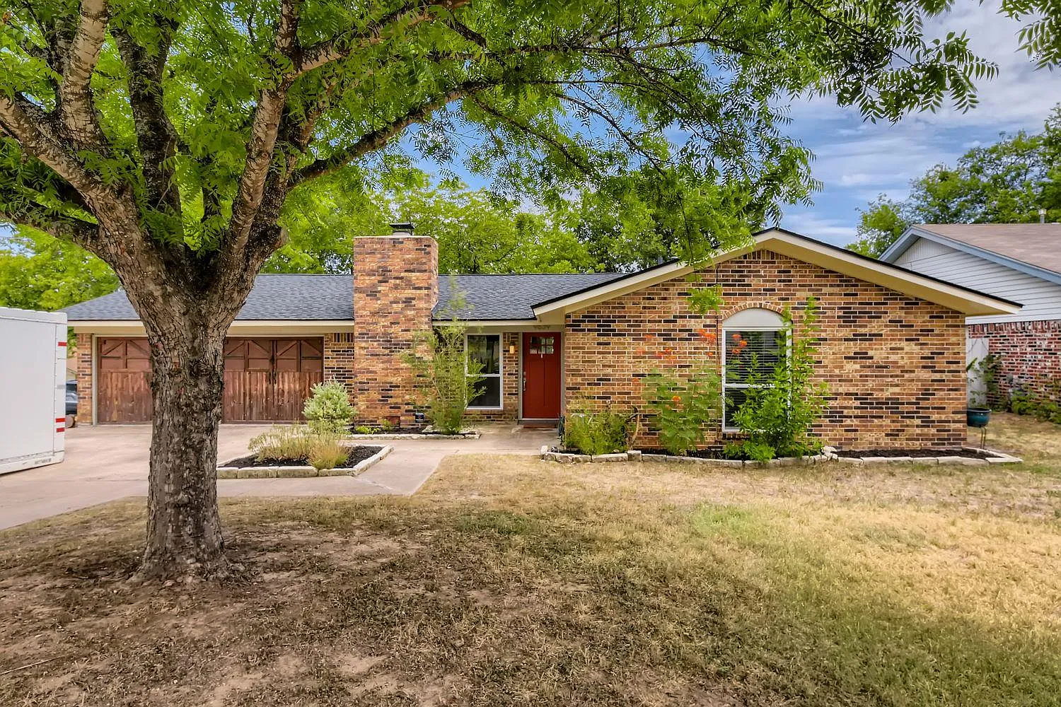 3 bed, 2.0 bath, 1271 sqft, $2,200 — Photo 2