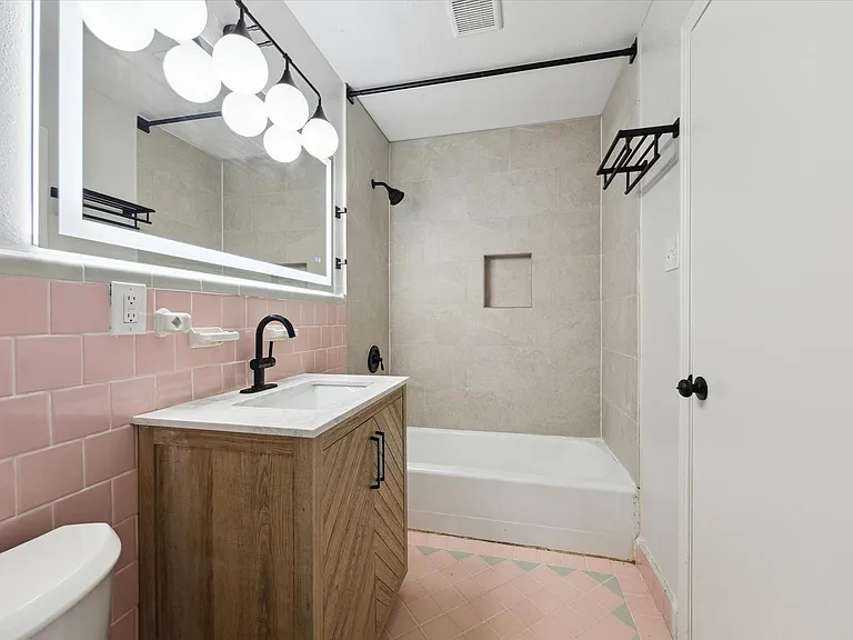 522 Barkley St — Photo 8
