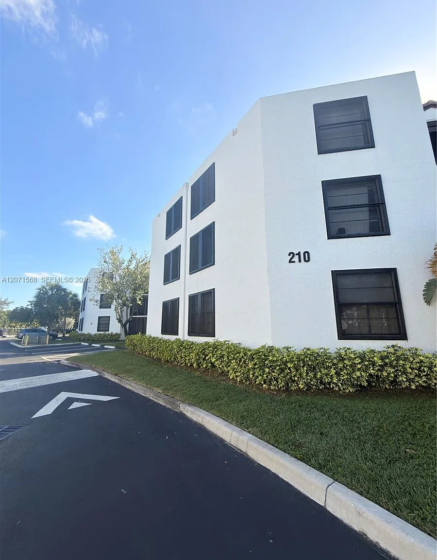 Lake Pointe Condominium N — Photo 1