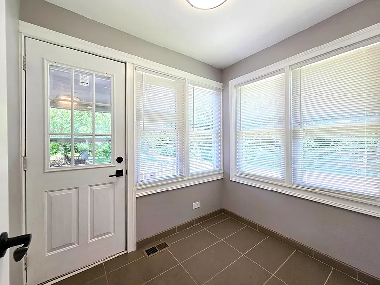 3823 E Wonder Lake Rd — Photo 4