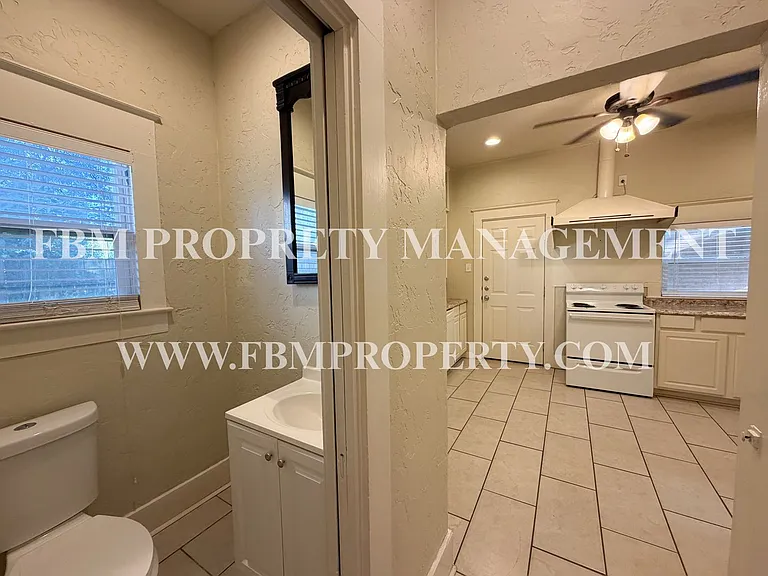 604 W Knox St — Photo 9