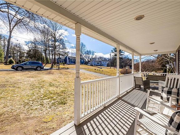 3rd image of 10 Burlwood Dr