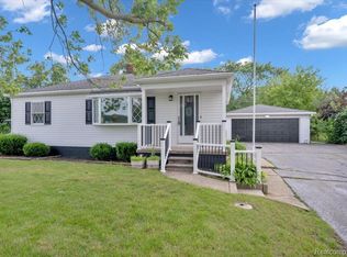 2190 Crescent Lake Rd, Waterford, MI 48329