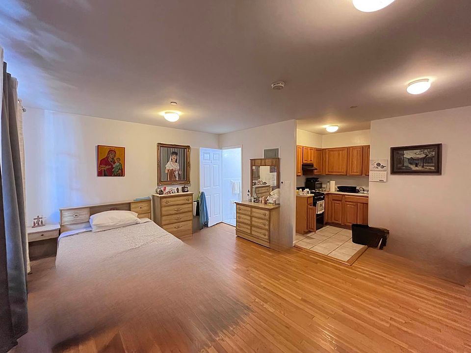 2nd image of 3014 33rd St APT 1F