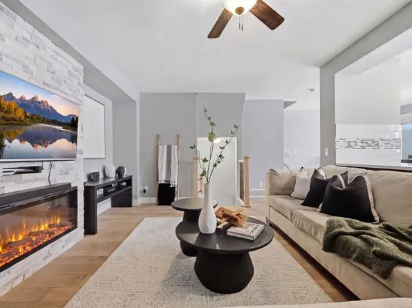 209 E Hillcrest Gdns SW, Airdrie, AB T4B 4H8