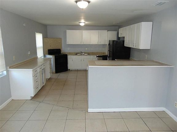 5th image of 1087 Huron St