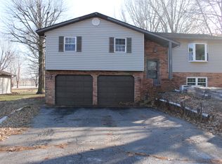 9006 Range Dr, New Athens, IL 62264