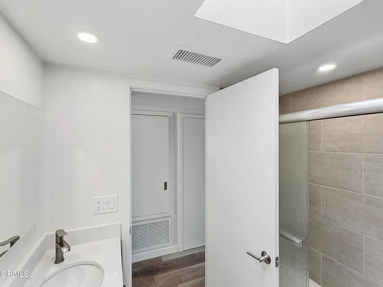 61B Redwood Ave — Photo 29