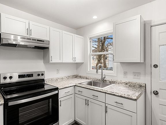4th image of 310 Washington St