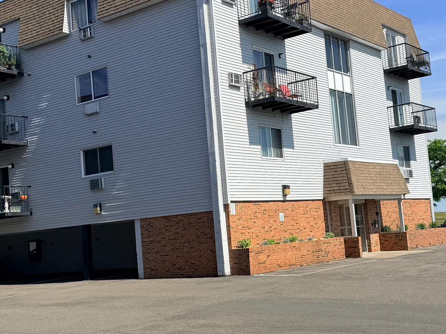 1 bed, 1.0 bath, 647 sqft, $1,850 — Photo 2