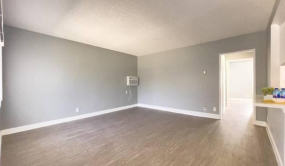 5th image of 5222 Hermitage Ave #15