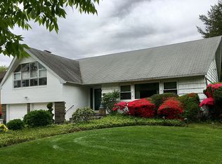 25 Woods Ln, Roslyn, NY 11576