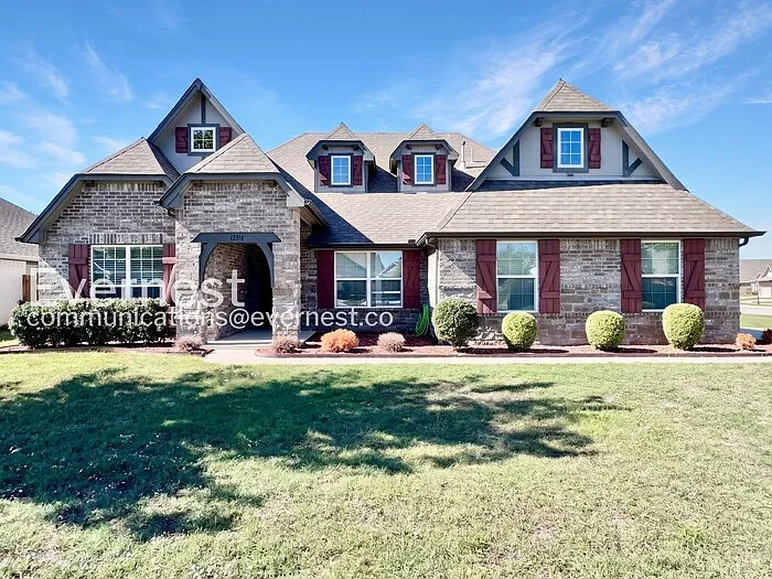 4 bed, 3.0 bath, 2111 sqft, $2,350 — Photo 2