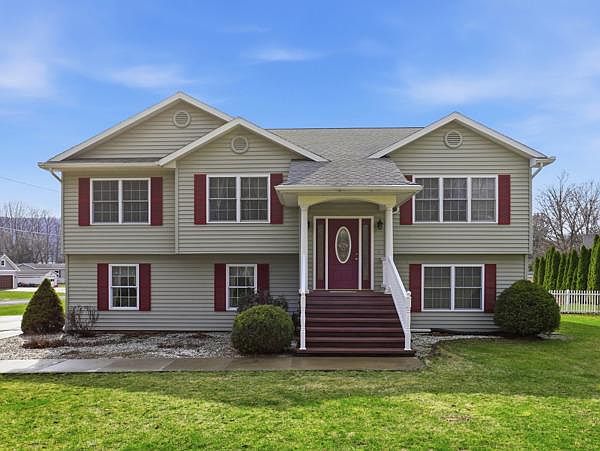 1st image of 330 Hillcrest Dr