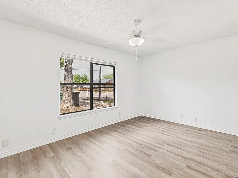 402 Tedder St — Photo 9