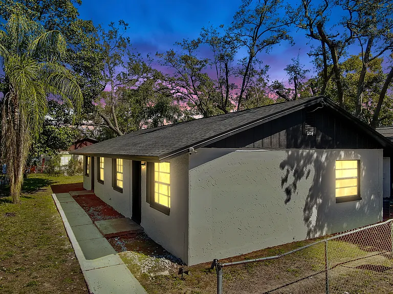1206 E Seneca Ave — Photo 1