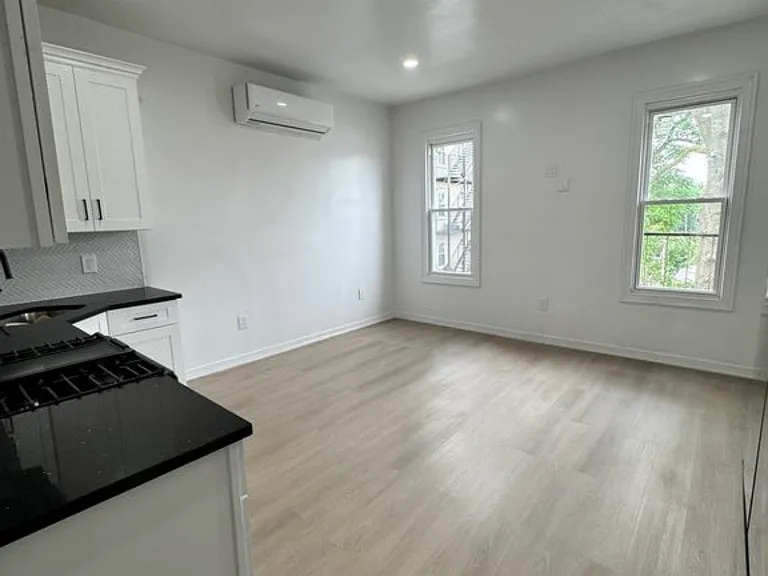 35 Bowers St #3 — Photo 4