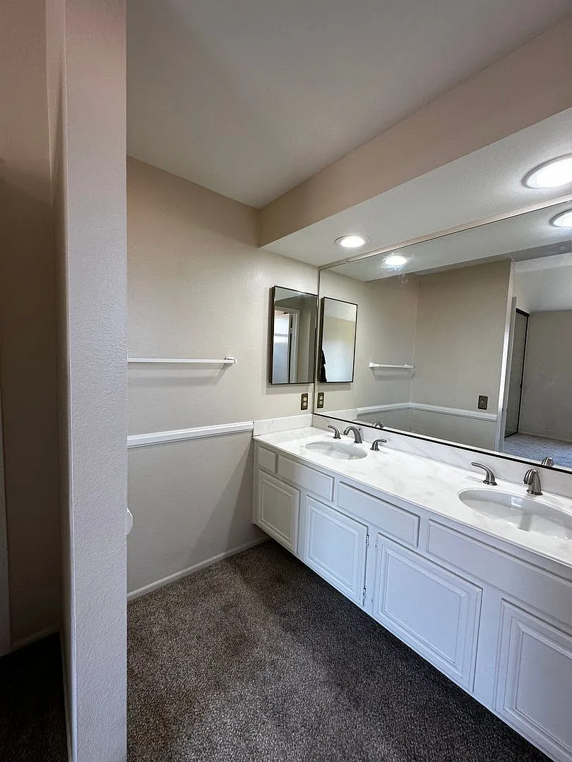 Irvine 2 Bedroom 2 1/2 Baths in Vista Filare — Photo 3