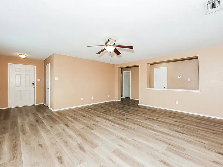 1324 Burleson St — Photo 4