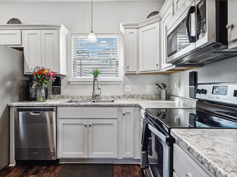 1049 Berra Dr — Photo 3