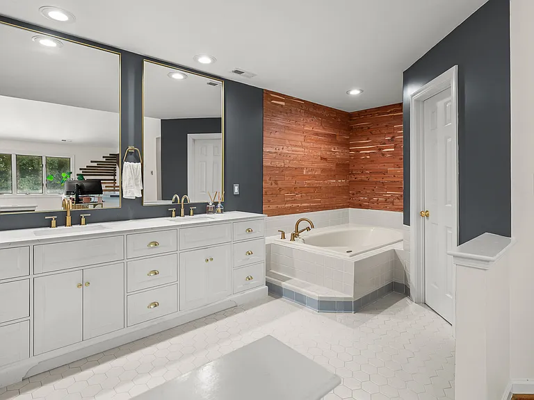Jacuzzi tub
