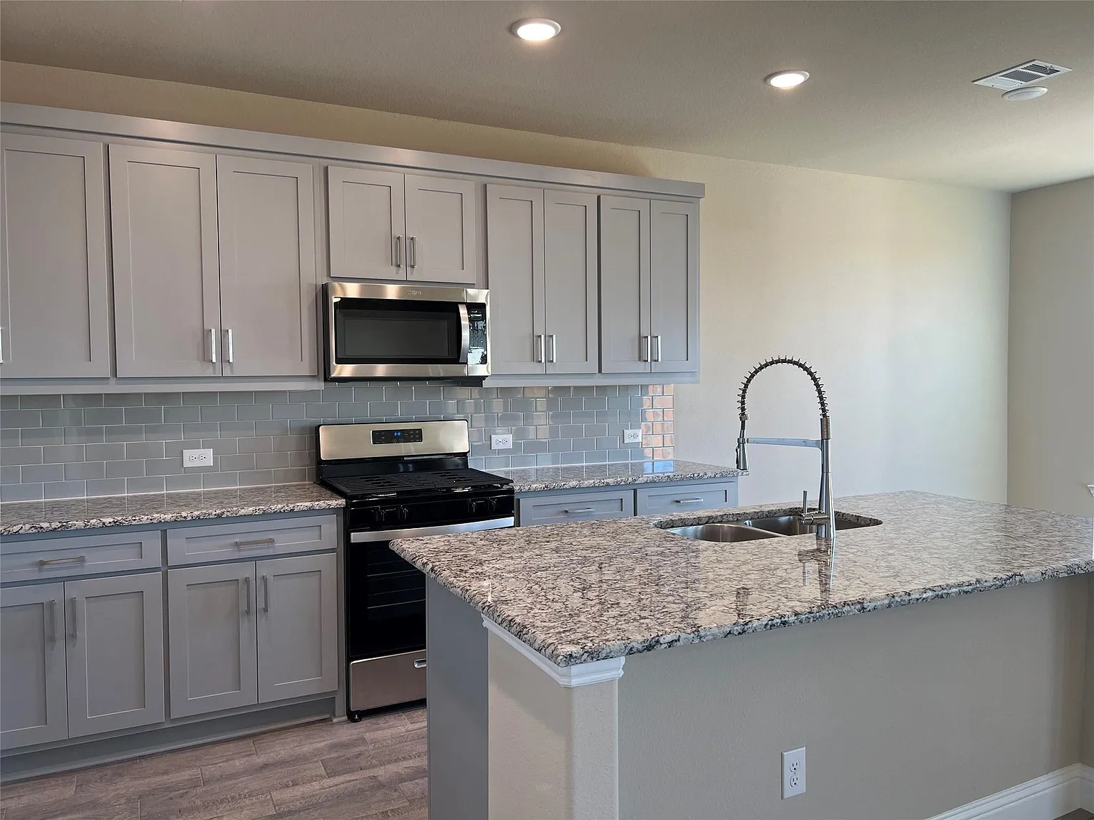 4 bed, 1845 sqft, $2,000 — Photo 2
