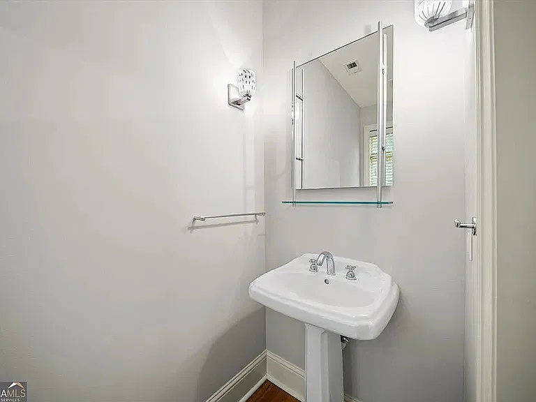 1 bed, 1.5 bath, 1500 sqft, $2,200 — Photo 4