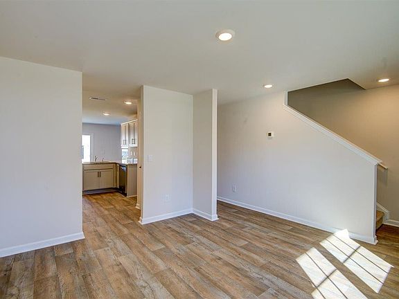 4th image of 557 Leven Dr